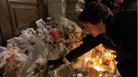 Trudeau laying flowers