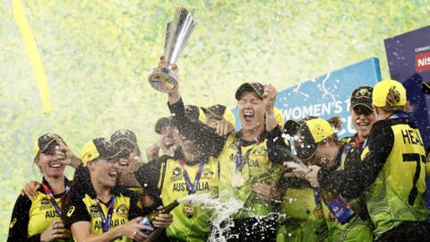 Australia celebrate winning the 2021 Women's T20 World Cup