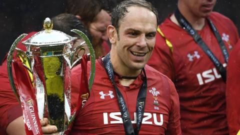 Alun Wyn Jones yn dal y tlws wedi i Gymru gipio'r bencampwriaeth yn 2019