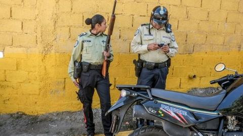 Police officers on patrol in Caracas (26/01/2017)