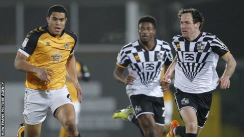 Priestley Farquharson o Gasnewydd yn ceisio rhedeg heibio Devante Rodney a Luke Joyce o Port Vale
