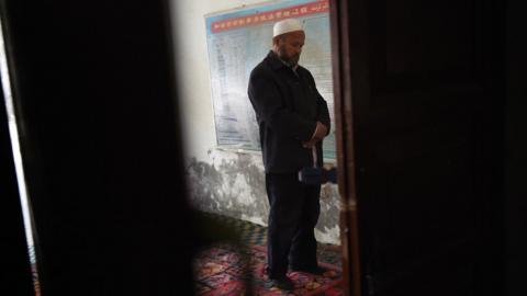 This photo taken on April 16, 2015 shows a Uighur man praying in a mosque in Hotan, in China"s western Xinjiang region.