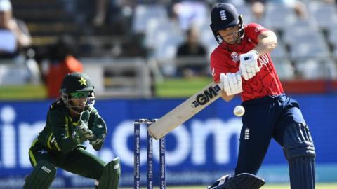 Pakistan wicketkeeper Sidra Nawaz and England batter Amy Jones