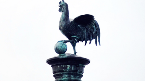 A statue of a cockerel atop the Algerian cannon currently in Brest