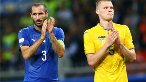 Italy and Ukraine players applauding