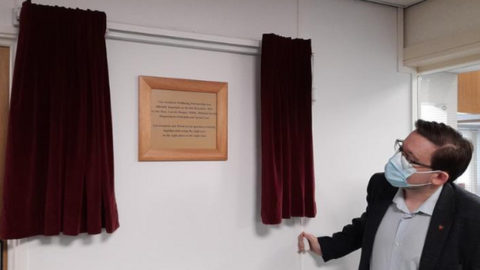 Lawrie Hooper unveiling plaque at Thie Rosien
