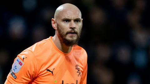 League One Reading have signed veteran goalkeeper David Button on a two-year-deal.