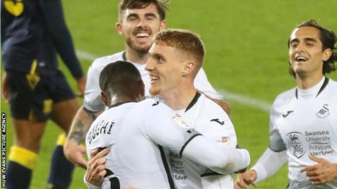 Jay Fulton yn dathlu sgorio'i gôl gyntaf o'r tymor