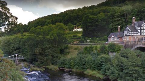 Digwyddodd y gwrthdrawiad yn agos i Westy'r Chain Bridge