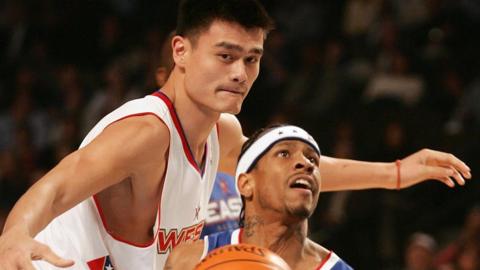 Yao Ming playing basketball.