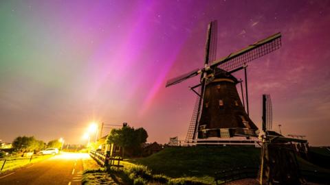 The Northern lights (aurora borealis) lights up the night sky above the Molenviergang in Aarlanderveen, the Netherlands