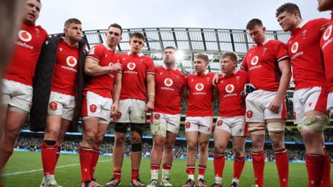 Wales team in a huddle after Ireland defeat