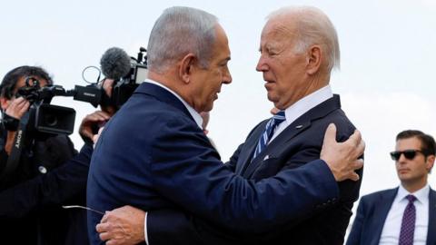 An image showing Israeli PM Benjamin Netanyahu and US President Joe Biden emabracing