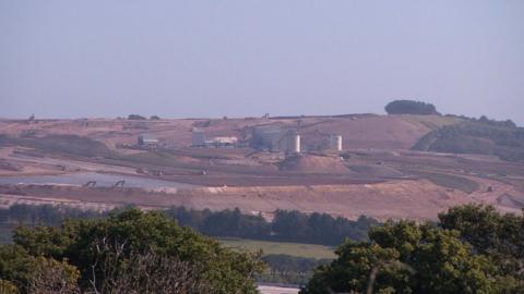 A photo of the mine.