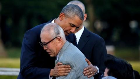 Obama hugs an atomic bomb survivor Shigeaki Mori, 27 May