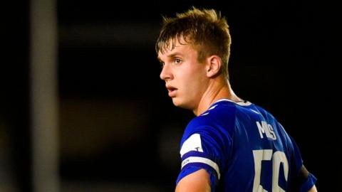 Oxford United have signed Everton winger Stanley Mills on season-long-loan.