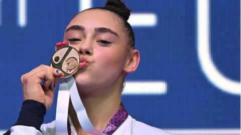 jessica gadirova kisses her gold medal