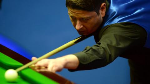 Matthew Stevens plays a shot with his cue