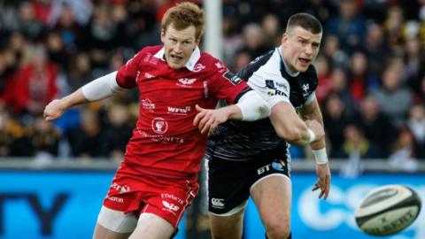 Rhys Patchell a Scott Williams