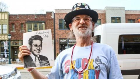 Chuck Berry fans pay their respects to the late rock "n" roll visionary at his funeral at The Pageant club in St Louis (09 April 2017)