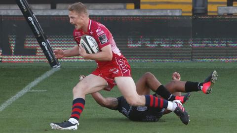 Jonny McNicholl scores Scarlets' bonus-point try