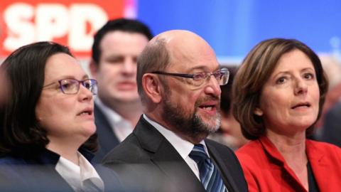 SDP leader Martin Schulz (C)