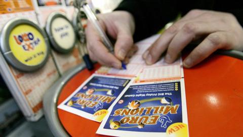 Person filling in Euromillions numbers