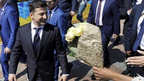 Ukraine's President Volodymyr Zelensky is greeted by supporters as he leave after the inauguration ceremony at the parliament in Kiev on May 20, 2019