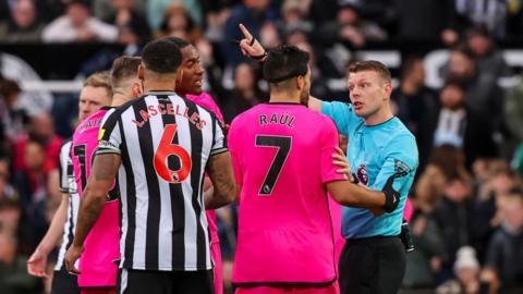 Referee Sam Barrott sends off Raul Jimenez