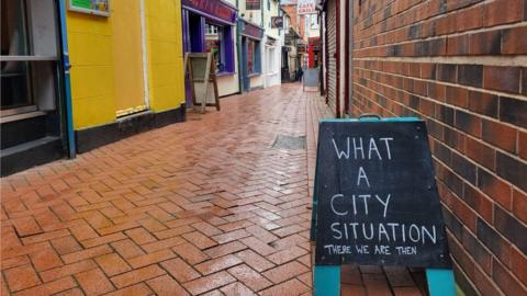 Sign saying: "What a city situation"