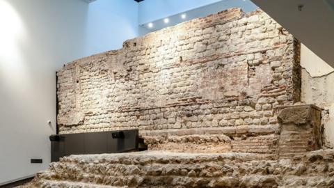 Roman Wall House on display at the City Wall at Vine Street.