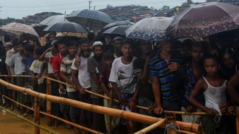 Rohingya people queuing in Bangladesh