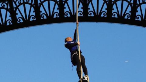 Rope climber in Paris