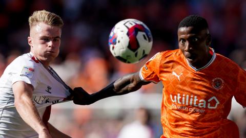 Tommy Conway of Bristol City takes on Marvin Ekpiteta of Blackpool