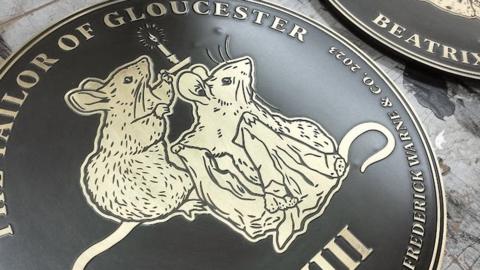 A photo of the 8th plaque, depicting 2 mice engraved on a roundel