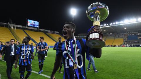 Willy Braciano Ta Bi celebrating with the Italian Primavera trophy with Atalanta