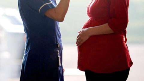 Nurse speaking to pregnant woman