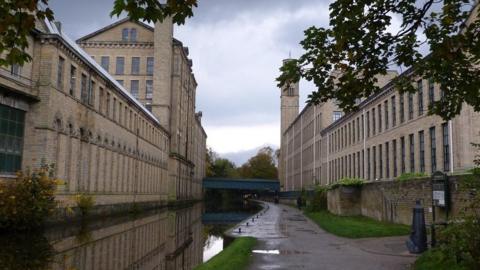 :Leeds Liverpool Canal towpath