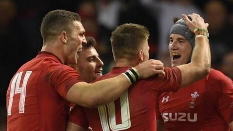 George North, Luke Morgan, Gareth Anscombe a Jonathan Davies