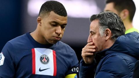 Paris St-Germain's head coach Christophe Galtier (centre) speaks with Paris St-Germain's forward Kylian Mbappe (left) during the French L1 football match between PSG and Rennes at the Parc des Princes stadium