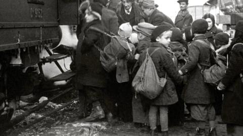Children boarding the Kindertransport.