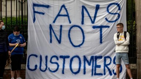 Chelsea fans protest against the European Super League