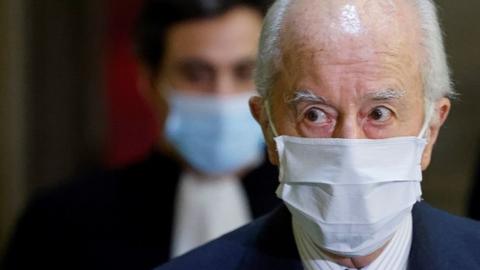 Édouard Balladur wears a mask during a hearing in January 2021