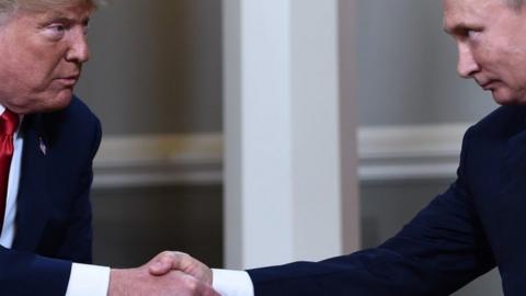 US President Donald Trump (left) and Russian President Vladimir Putin shake hands at a meeting in Helsinki, Finland. Photo: July 2018