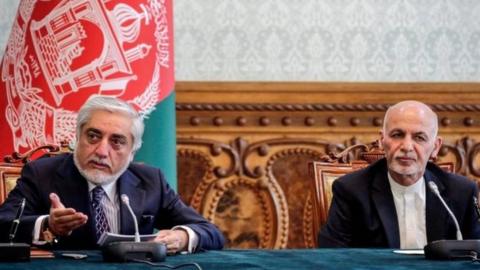 Abdullah Abdullah (left) and Afghan President Ashraf Ghani at a signing ceremony in Kabul. Photo: 17 May 2020