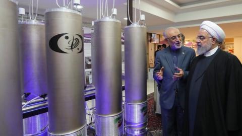 Iranian President Hassan Rouhani (R) is shown nuclear technology by Ali Akbar Salehi, head of Atomic Energy Organization of Iran (9 April 2019)