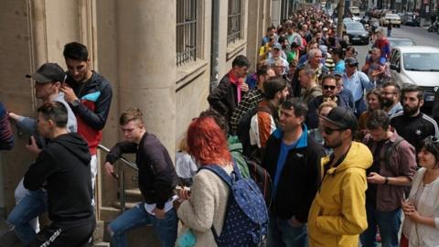 Romanians queue up to vote