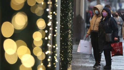 shoppers in Glasgow