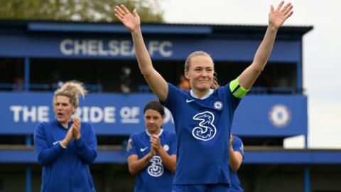 Magdalena Eriksson salutes the crowd