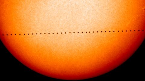 Llun o daith y blaned Mercher yn 2006 ar draws wyneb yr Haul